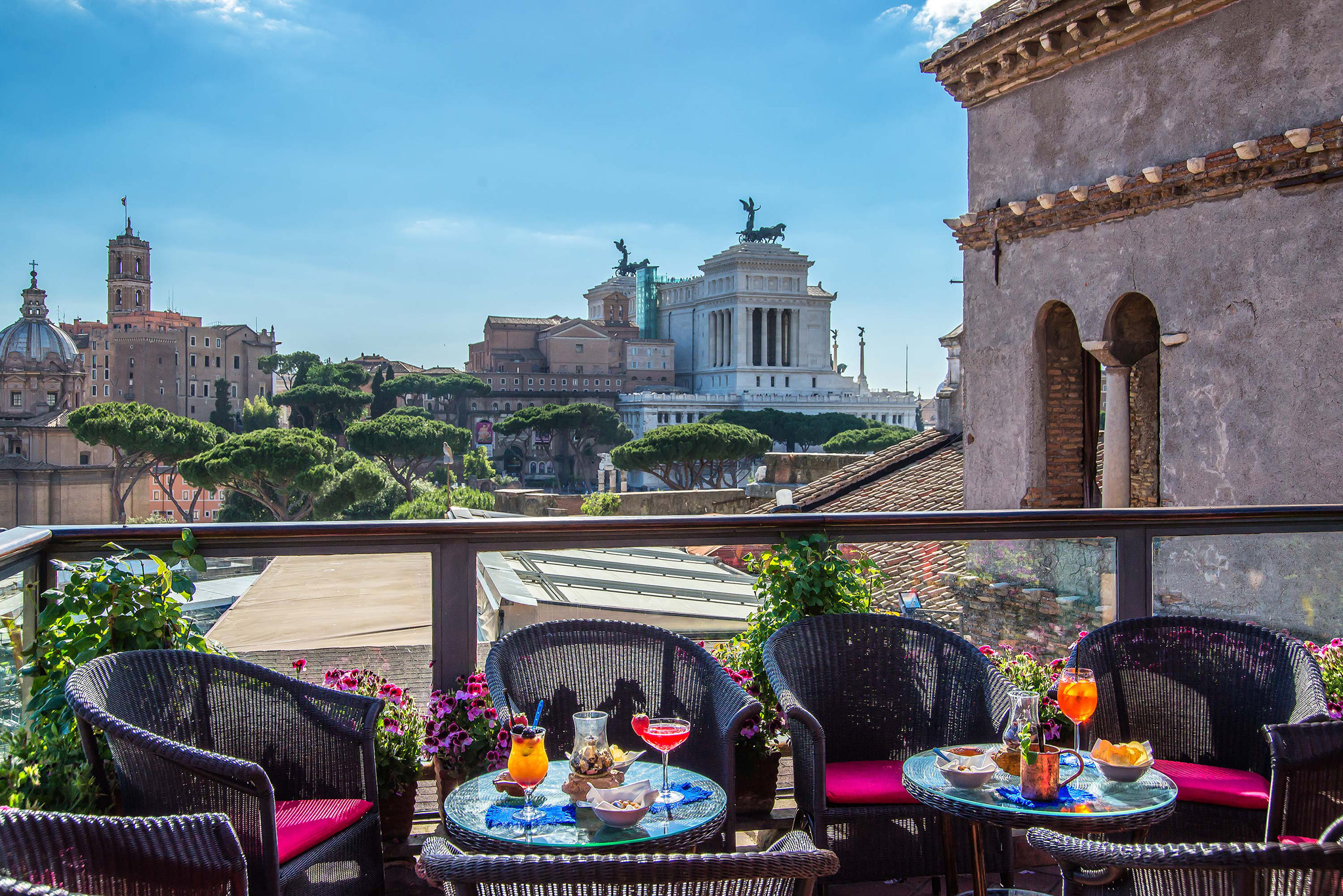 Veduta del lato armadio, tavolino frigo bar. - Picture of Alex Inn, Rome -  Tripadvisor